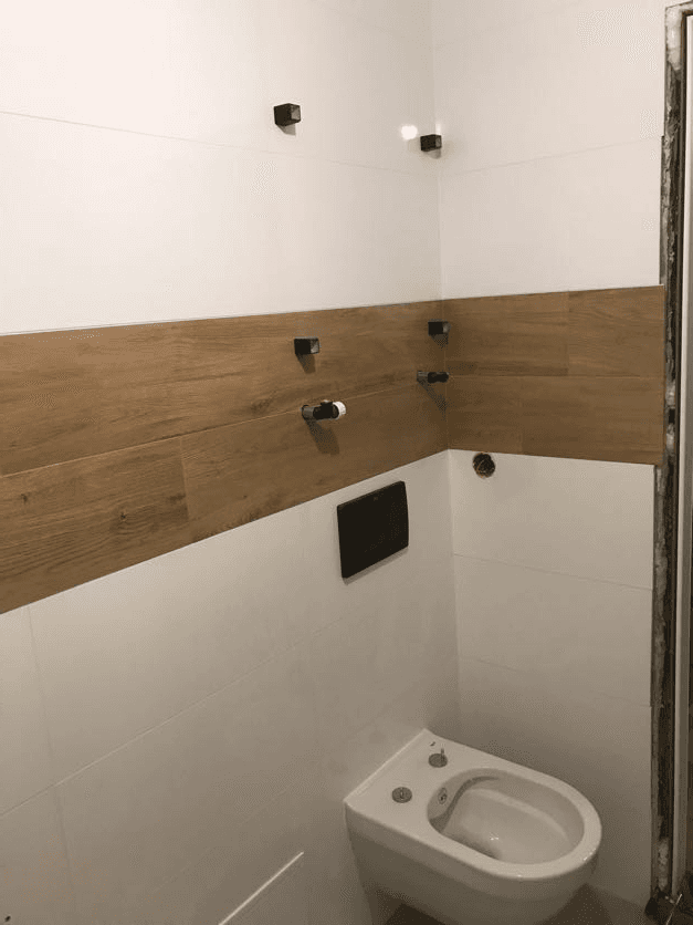 Prysznic walk-in w białej łazience