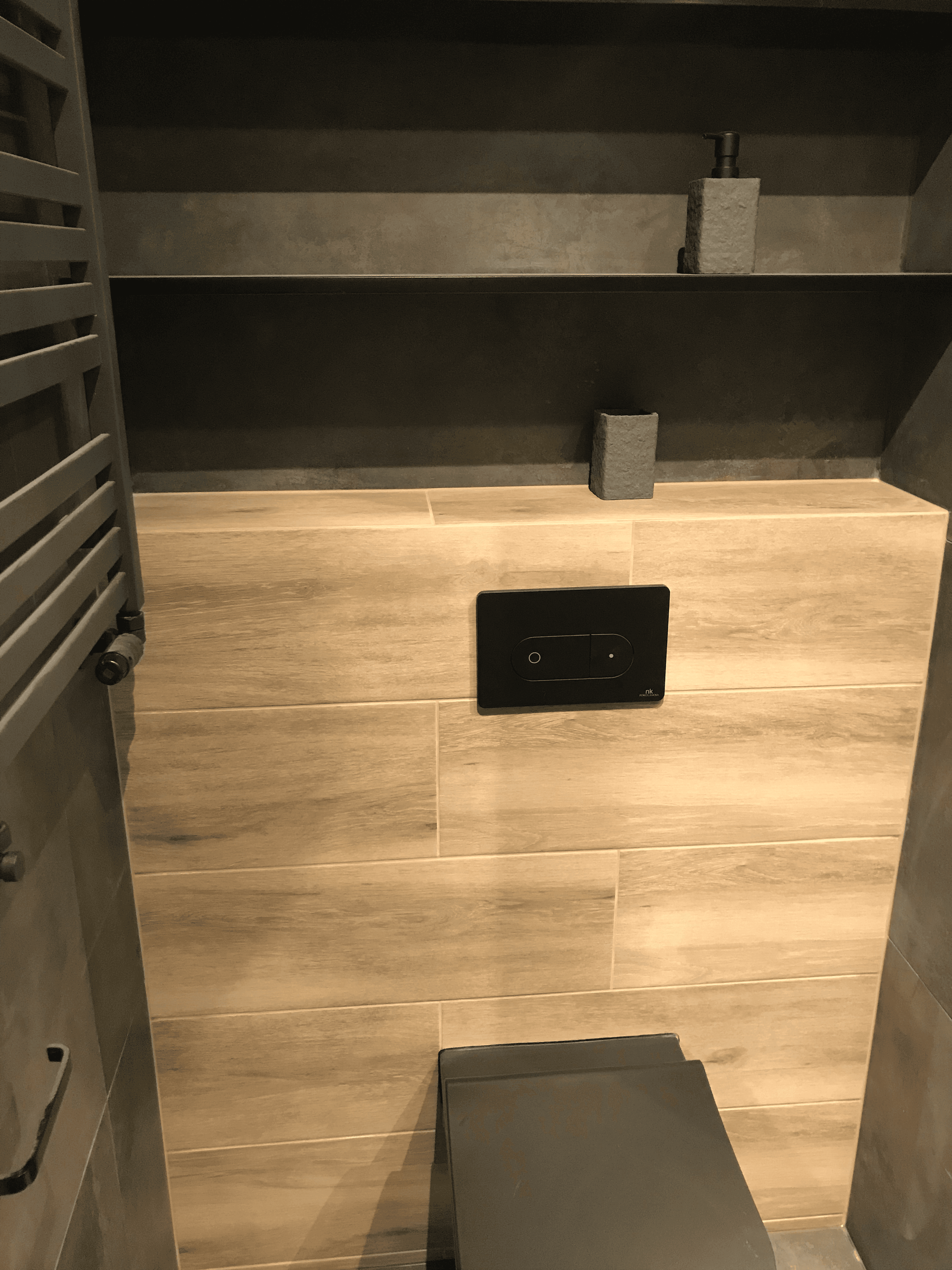 Czarna armatura w ciemnej łazience