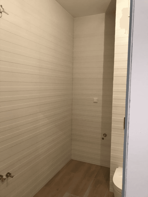 Jasna łazienka z płytkami pasiastymi