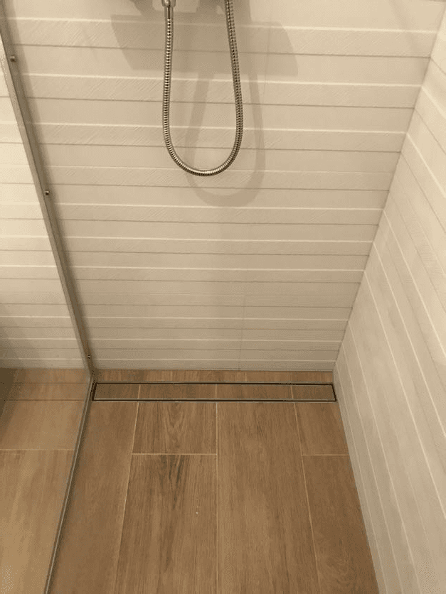 Strefa prysznica w jasnej łazience