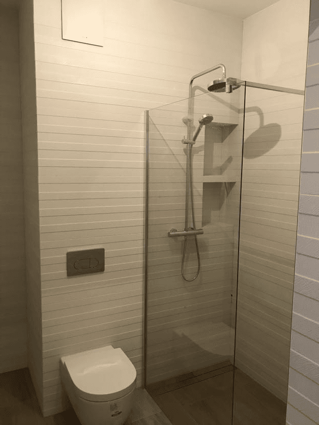 Płytki poziome w jasnej łazience