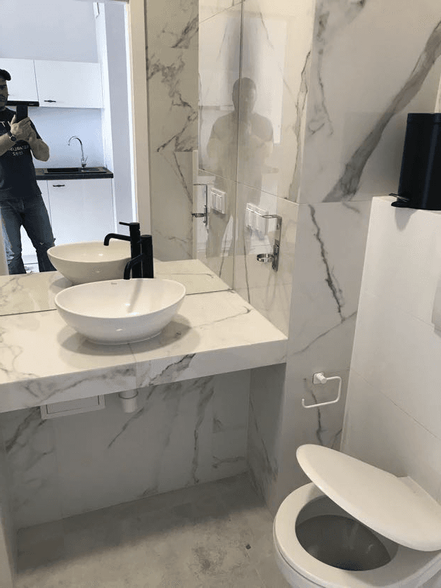 Marmurowa łazienka z umywalką nablatową