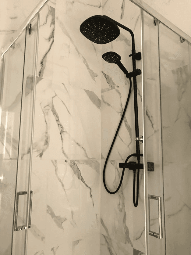 Kabina prysznicowa w marmurowej łazience