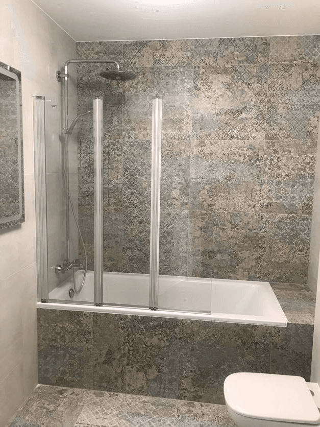 Wanna z parawanem w łazience patchwork