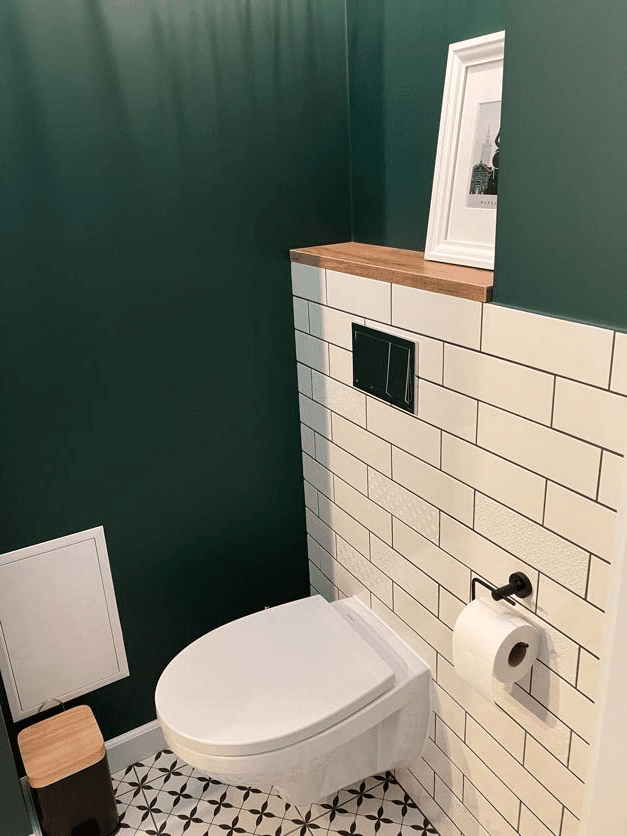 Umywalka z drewnianym blatem w zielonej łazience