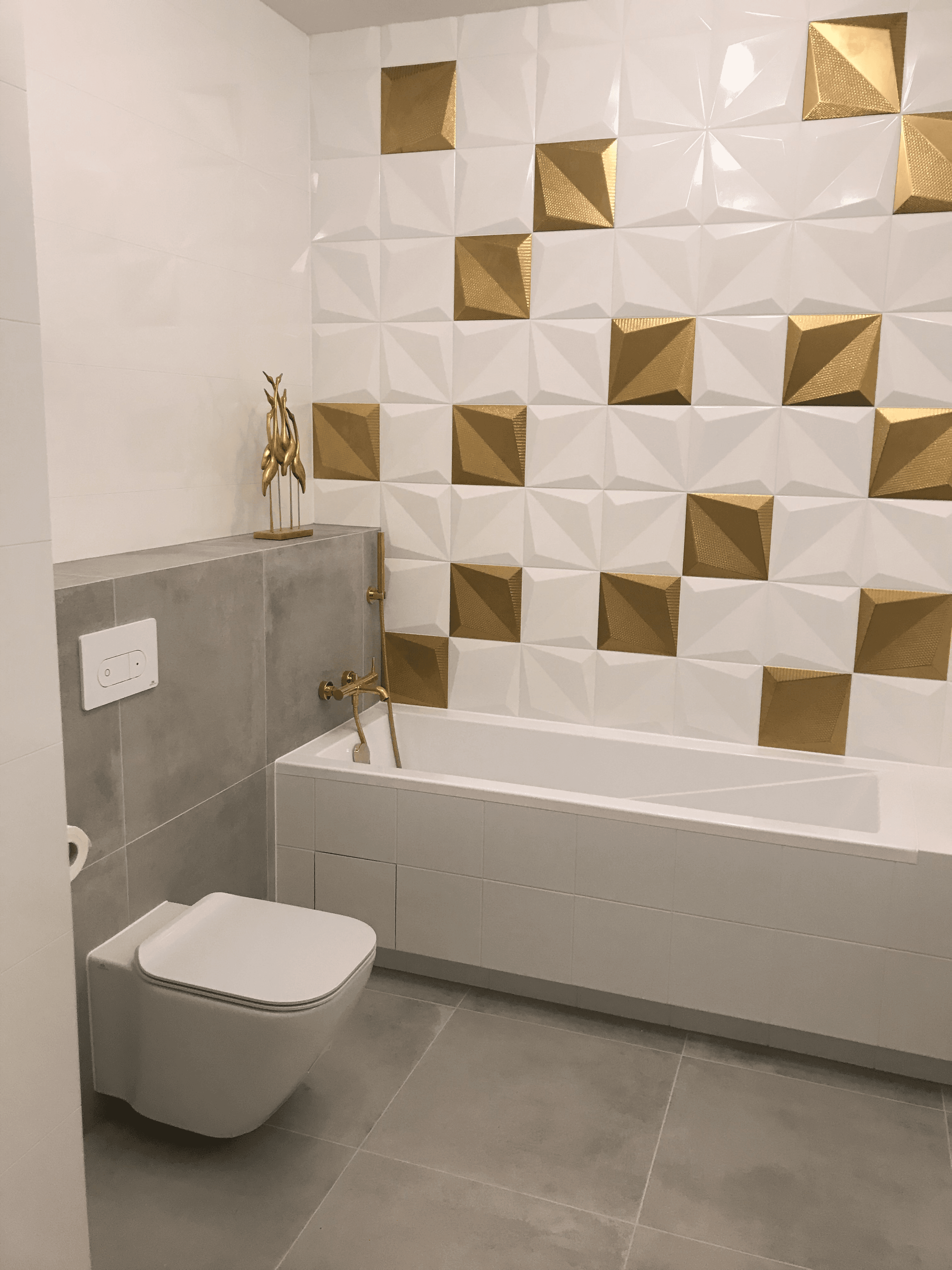 Łazienka ze złotymi akcentami - widok główny