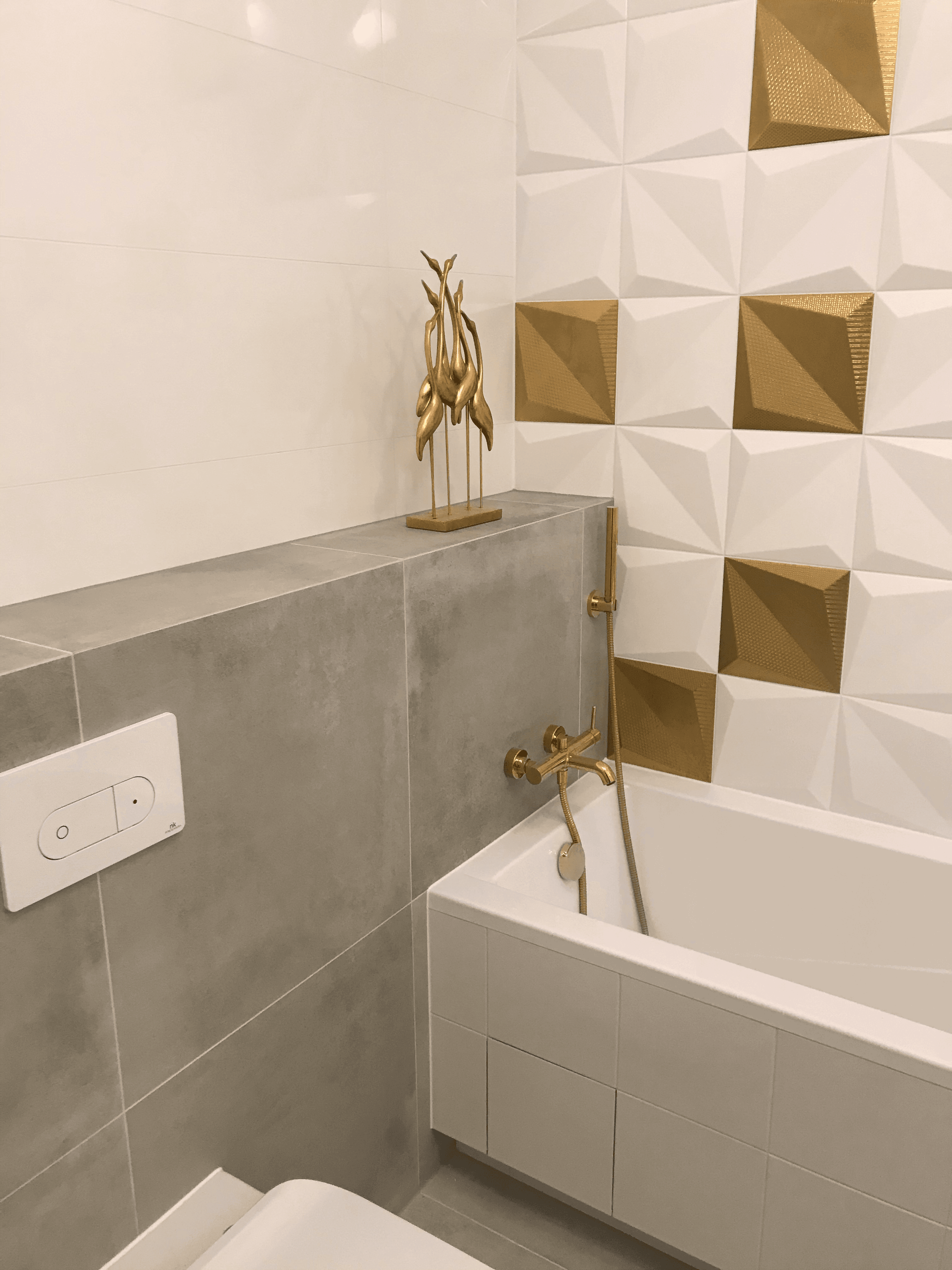 Złota armatura i płytki 3D w łazience