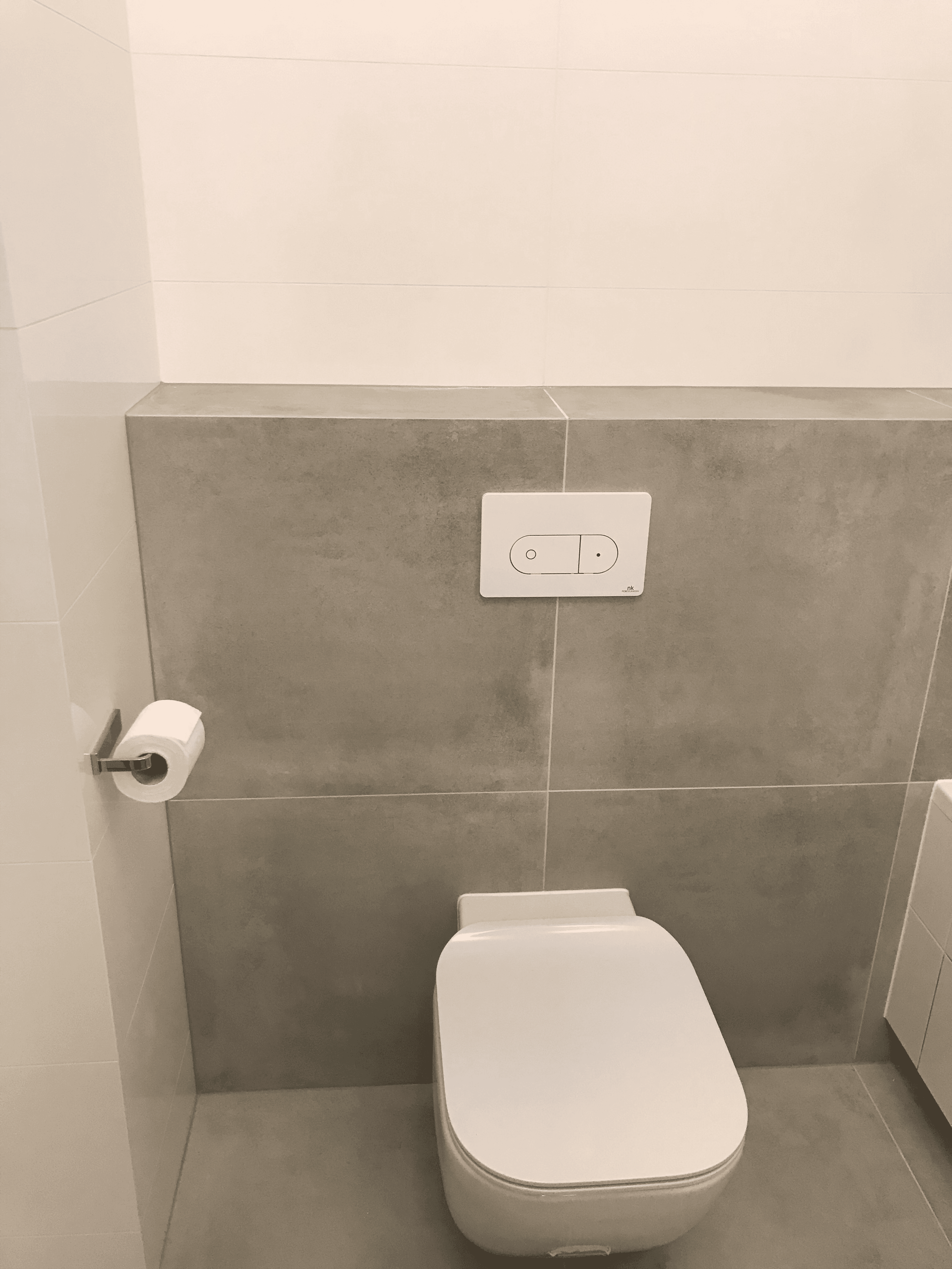 Detale złotej armatury w łazience premium