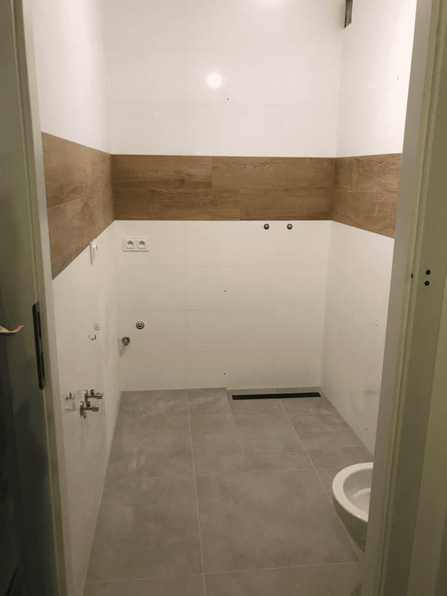 Biała łazienka z drewnem