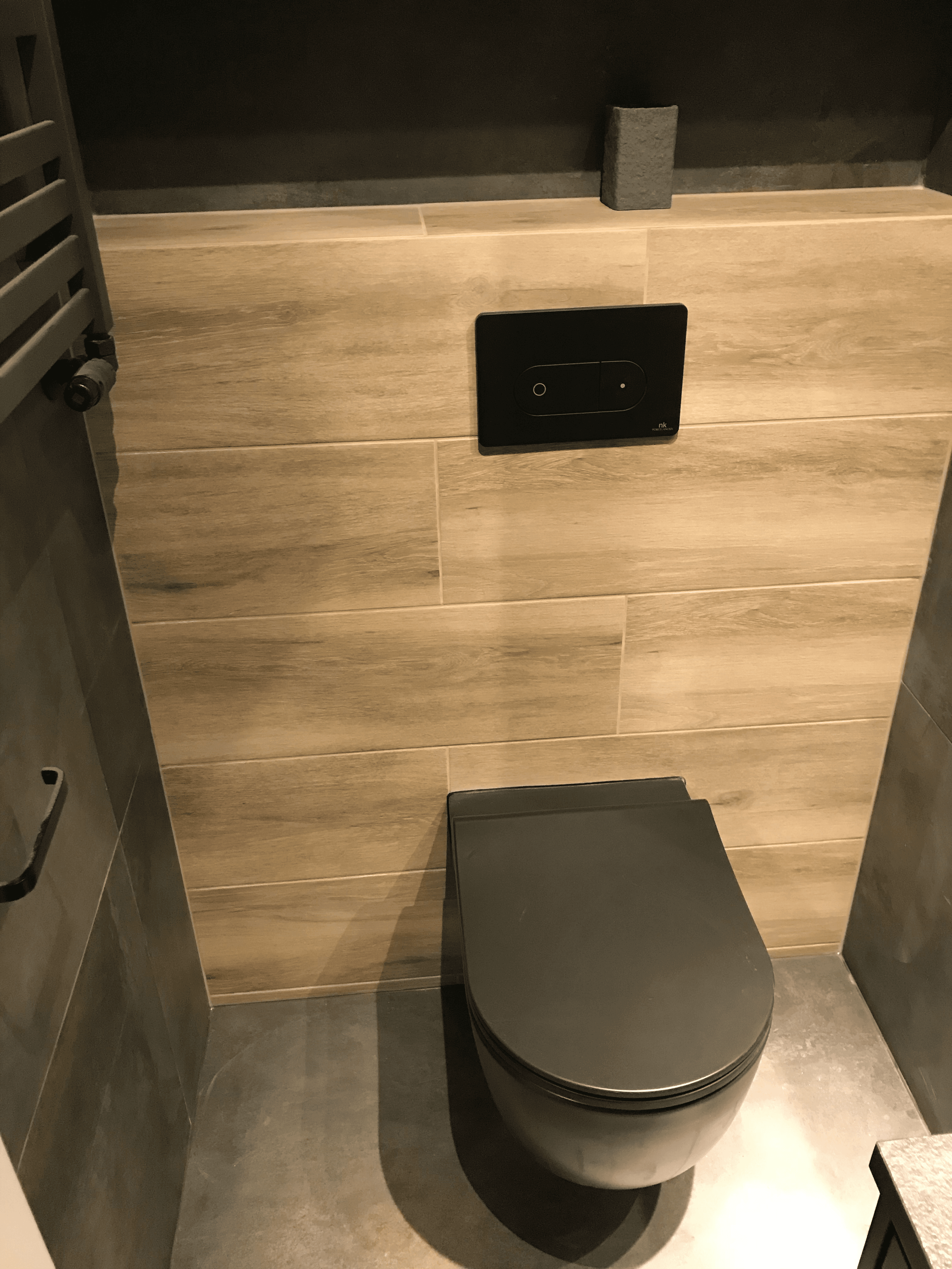 Ciemna łazienka z drewnem