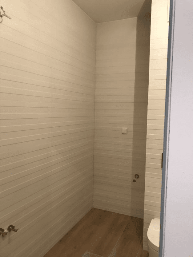 Jasna łazienka z pasami