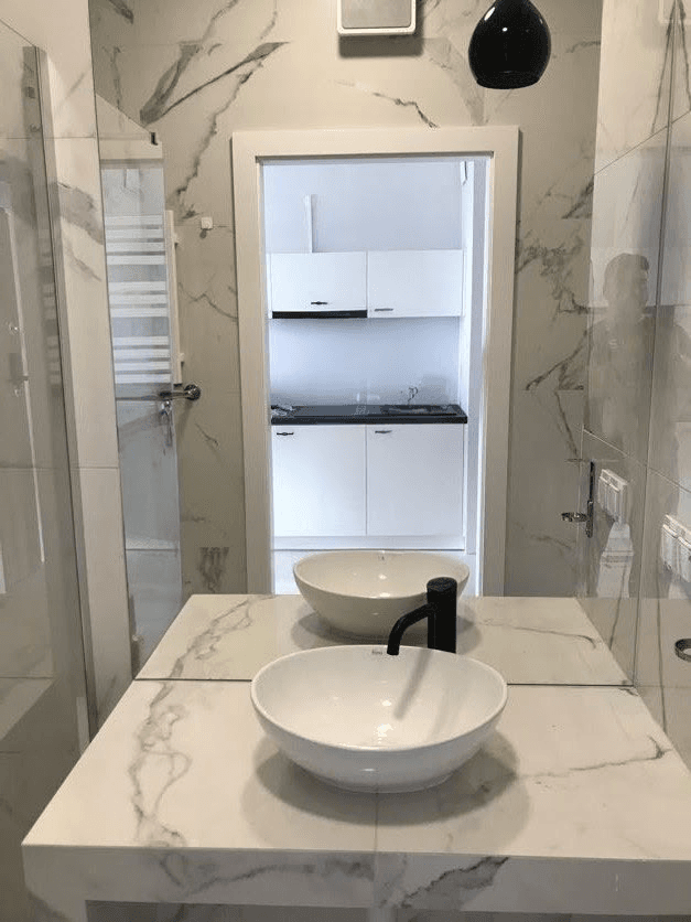Elegancka łazienka marmurowa