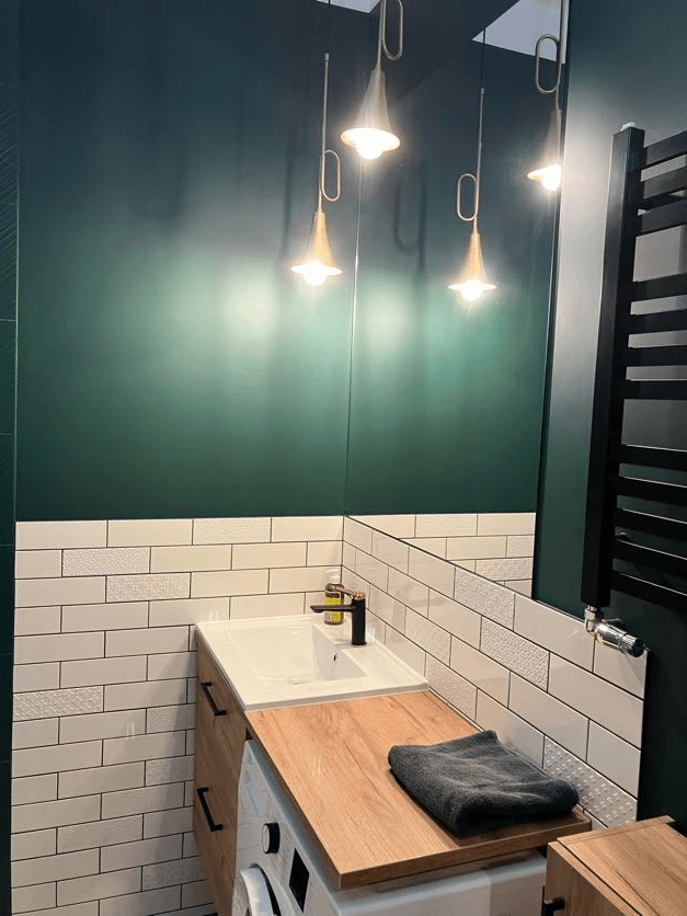 Zielona łazienka z cegiełką