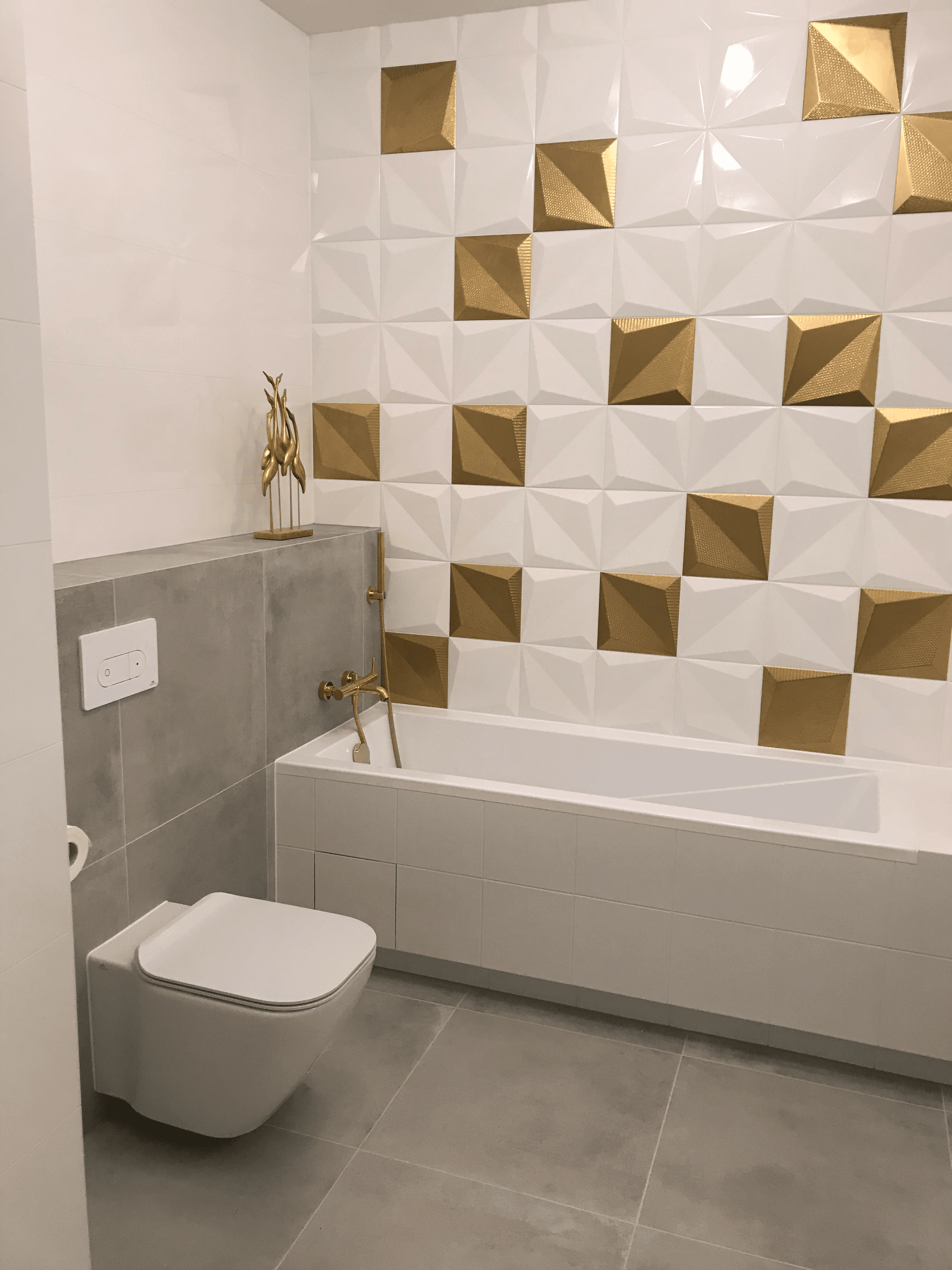 Łazienka ze złotymi akcentami