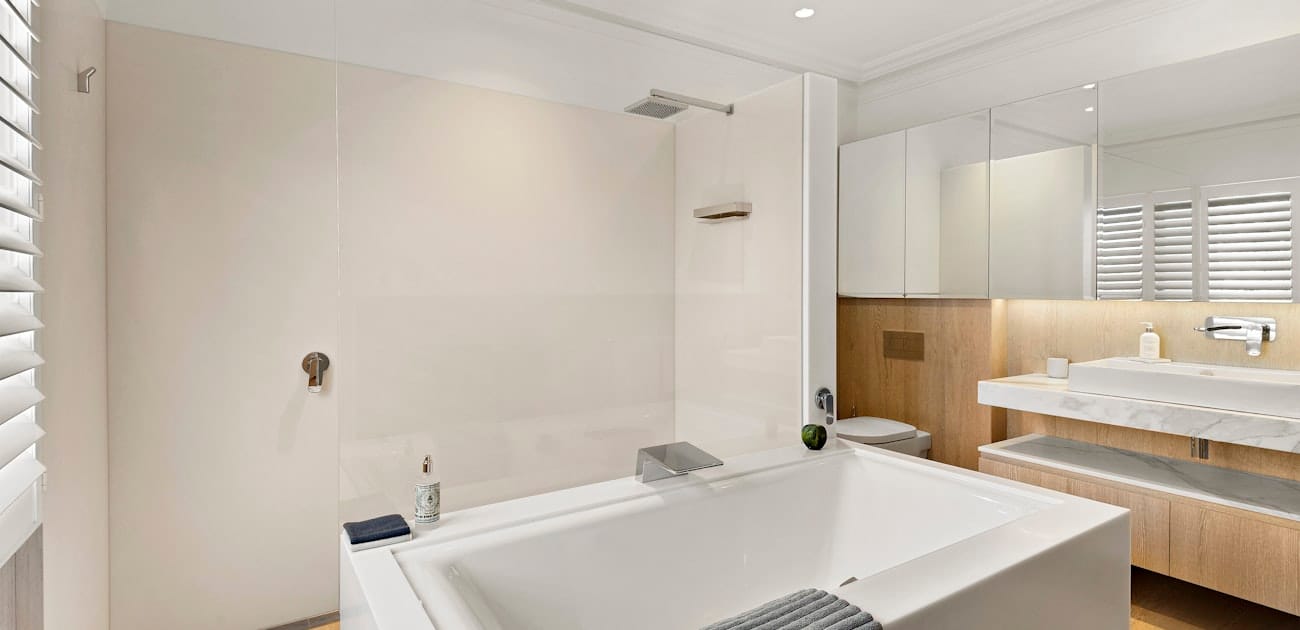 Blat łazienkowy z kamienia lub kompozytu w Warszawie 2026: wybór i pielęgnacja - Poradnik remontowy Tambur House