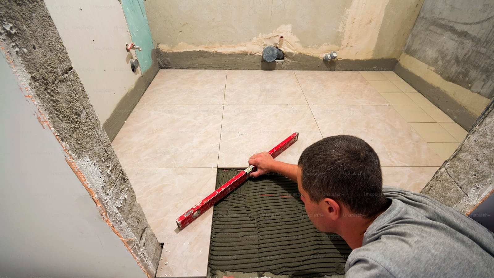 Ceny układania płytek w łazience: ile za m² i co wpływa na koszt - Poradnik remontowy Tambur House