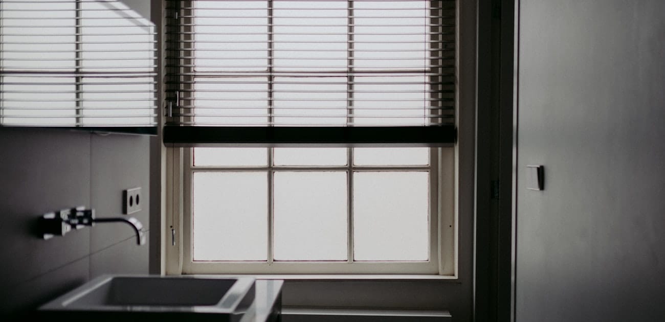 Łazienka bez okna w Warszawie 2026: wentylacja, oświetlenie i triki - Poradnik remontowy Tambur House