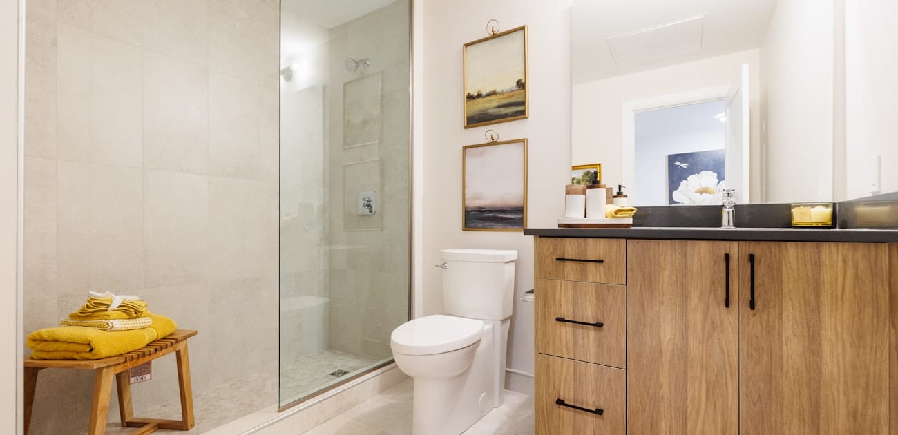 Meble łazienkowe na wymiar w Warszawie 2026: kiedy się opłacają i ile kosztują - Poradnik remontowy Tambur House