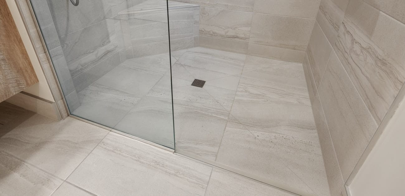 Ogrzewanie podłogowe w łazience w Warszawie 2026: wodne czy elektryczne? - Poradnik remontowy Tambur House