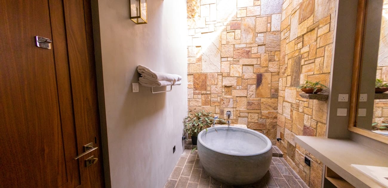 Płytki wielkoformatowe w Warszawie 2026: zalety, wady i koszt układania - Poradnik remontowy Tambur House